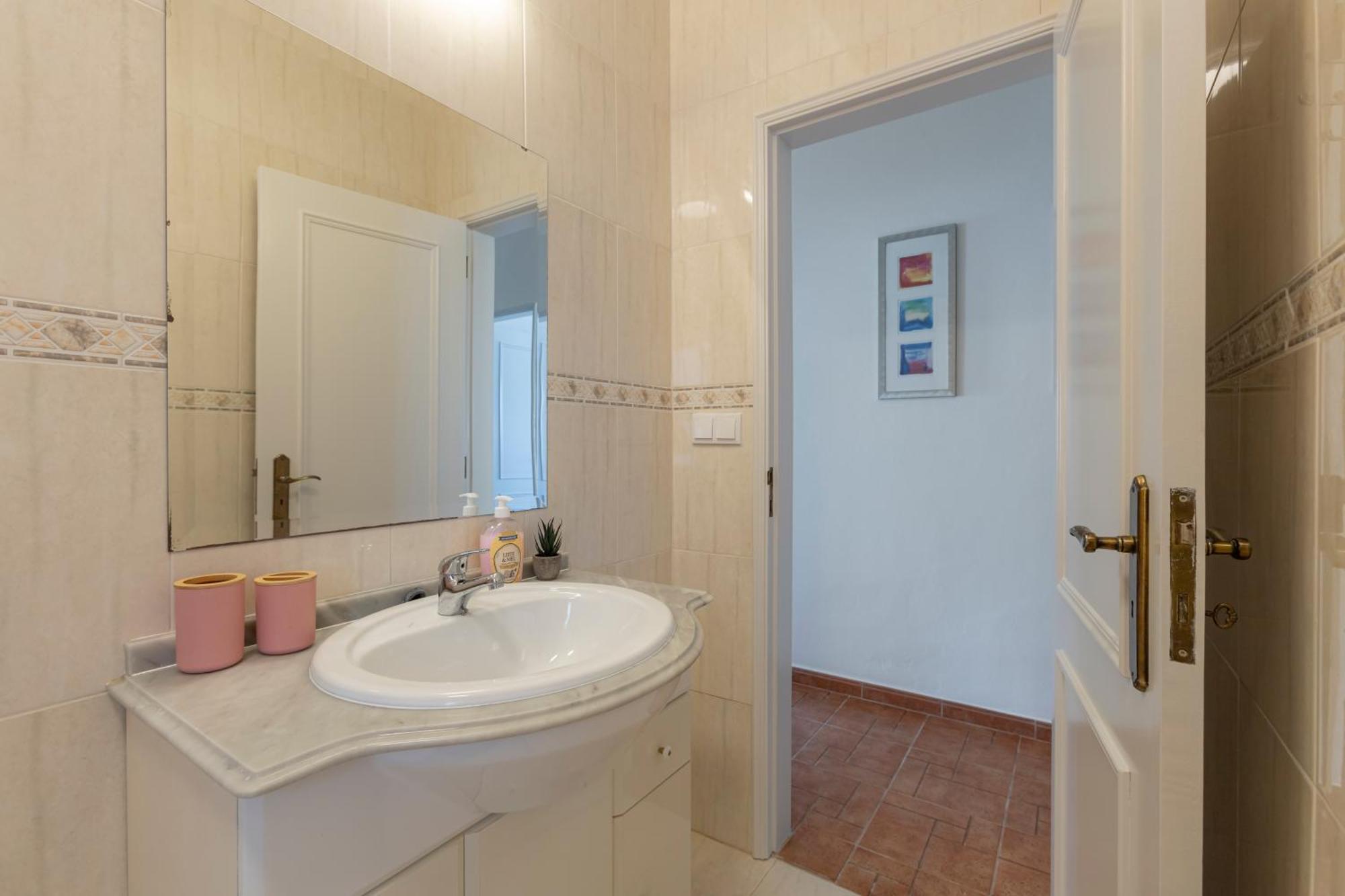 Charming Lagos Stay - Near Beach & Historic Centre Lagos